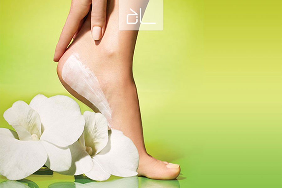 استفاده از مرطوب‌کننده، نقش مهمی در سلامت و زیبایی پوست پا دارد.